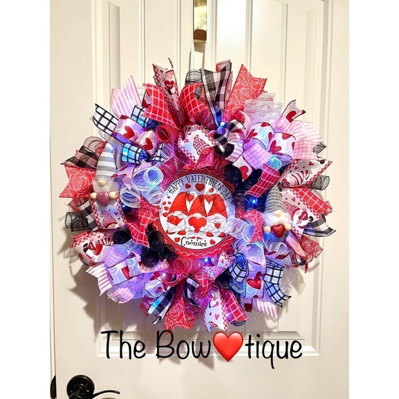 Handmade Valentine’s Gnome Hearts Ribbon Prelit Wreath 22 ins LED W12 - Picture 2 of 12